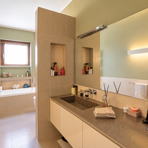 Bagno moderno illuminato dalla finestra