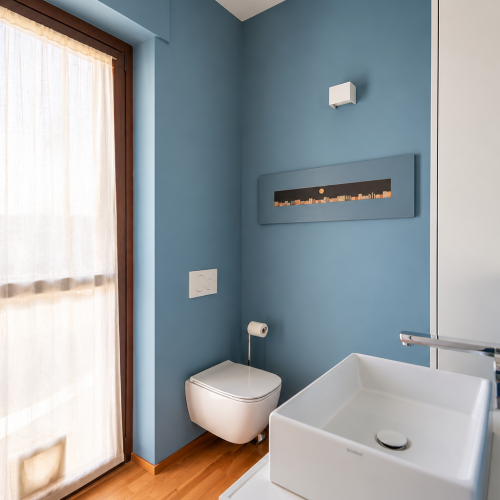 Bagno moderno minimalista in blu e legno