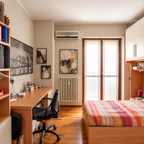 Camera da letto moderna con angolo studio