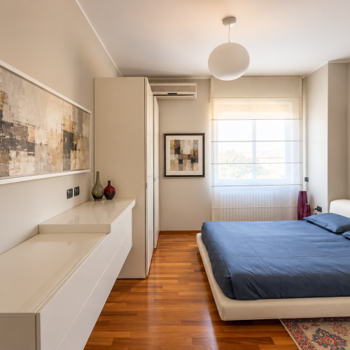 Camera da letto moderna con arte astratta (1)