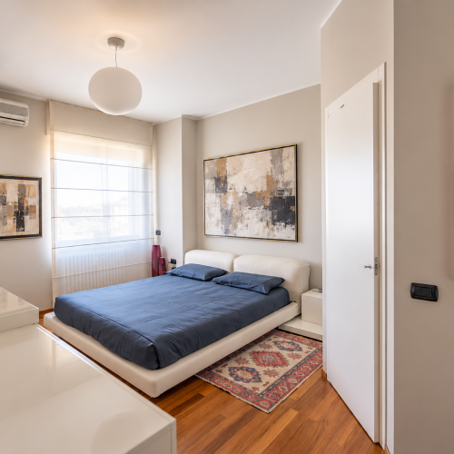 Camera da letto moderna con arte astratta