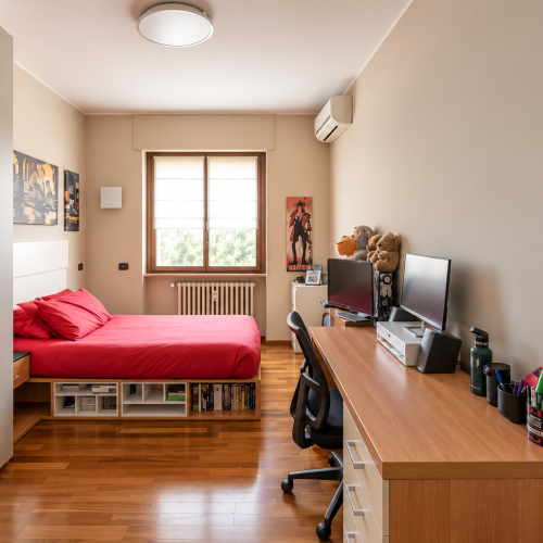 Camera da letto-studio moderna e ordinata