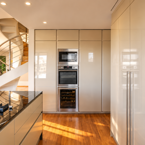 Cucina di lusso con scala scenografica