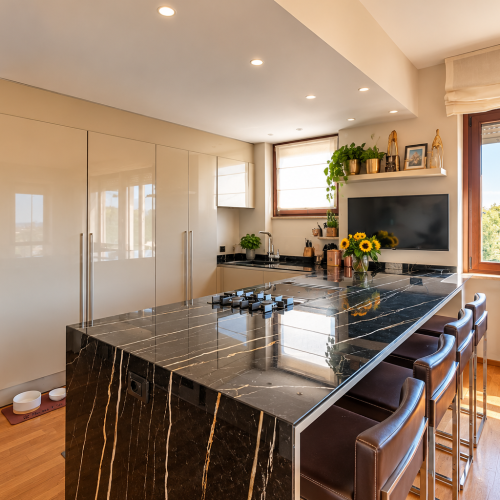 Cucina moderna con isola in marmo nero