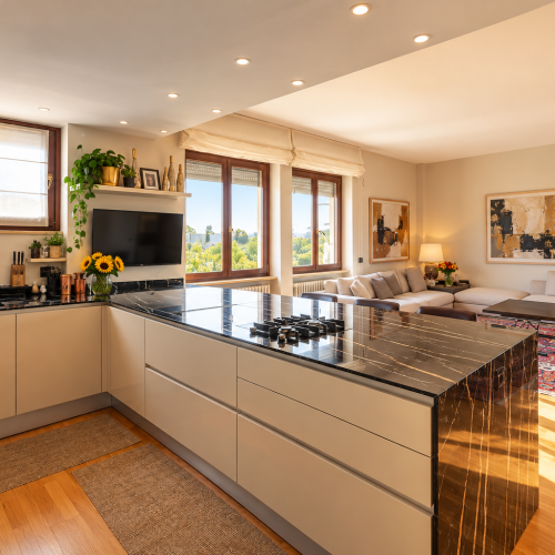 Cucina moderna con soggiorno luminoso