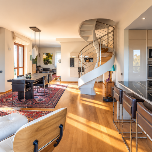 Interno contemporaneo con scala a chiocciola