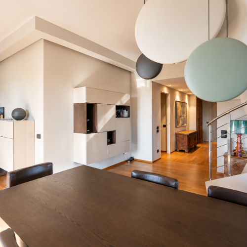 Interno moderno con scala curva e pendenti