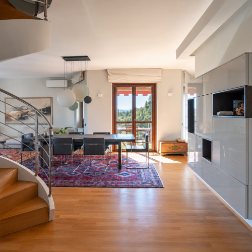 Interno moderno con scala e sala da pranzo