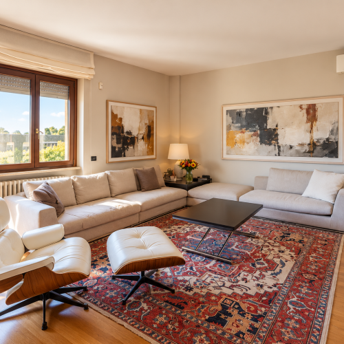 Soggiorno moderno in luce calda